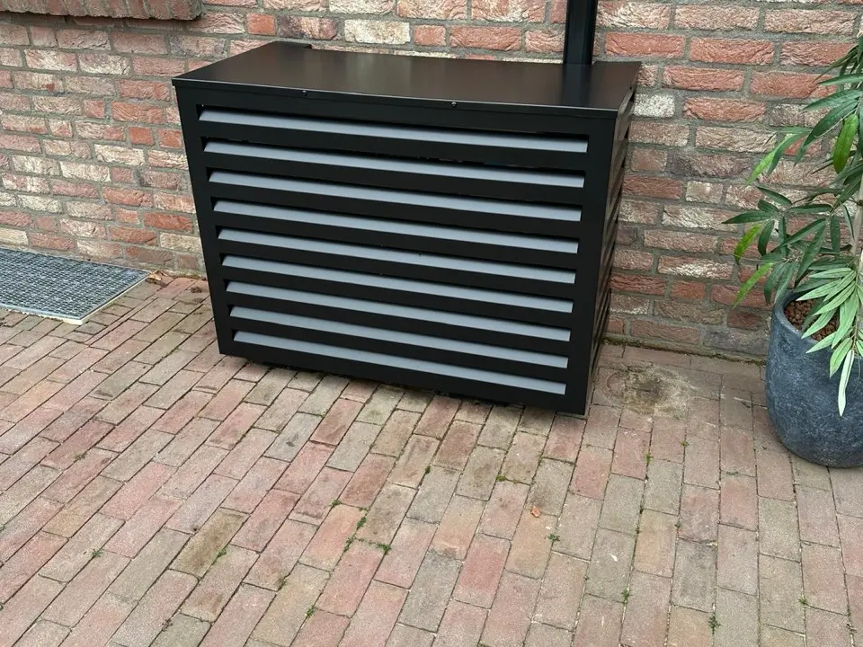 Antracietkleurige omkasting rond een airco-buitenunit op een terras