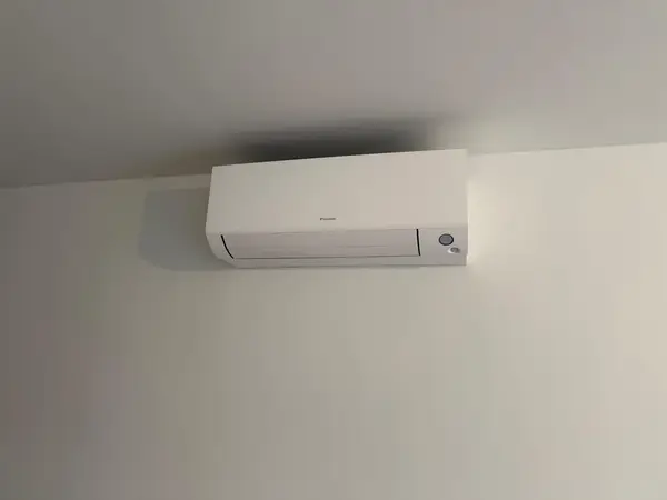 Wit Daikin airco-binnendeel strak onder het plafond