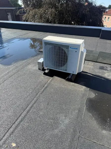 Daikin-buitenunit op dempers op een plat dak